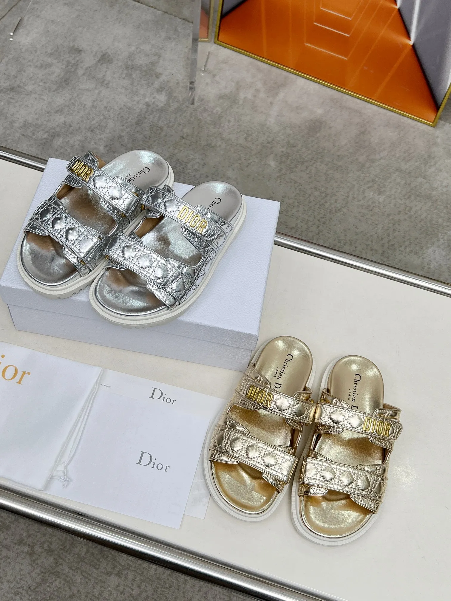 👟👟Ex-factory price 500👟👟Dior👏👏new classic style. 🔥Purchasing-level qualityThe most popular thick-soled sandals in foreign counters. Upper➕Inside: original customized material, original mold opening of sole 1.1 (lightweight, code number 35-40 (41/42 can be customized)